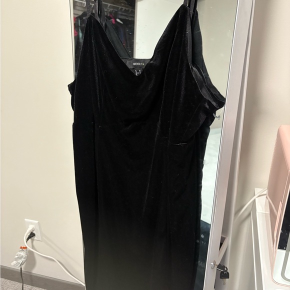 Forever 21 Black Velvet Dress Spaghetti Strap V-Neck - Picture 1 of 2